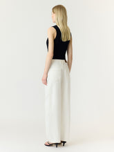 Load image into Gallery viewer, White Barrel Jeans